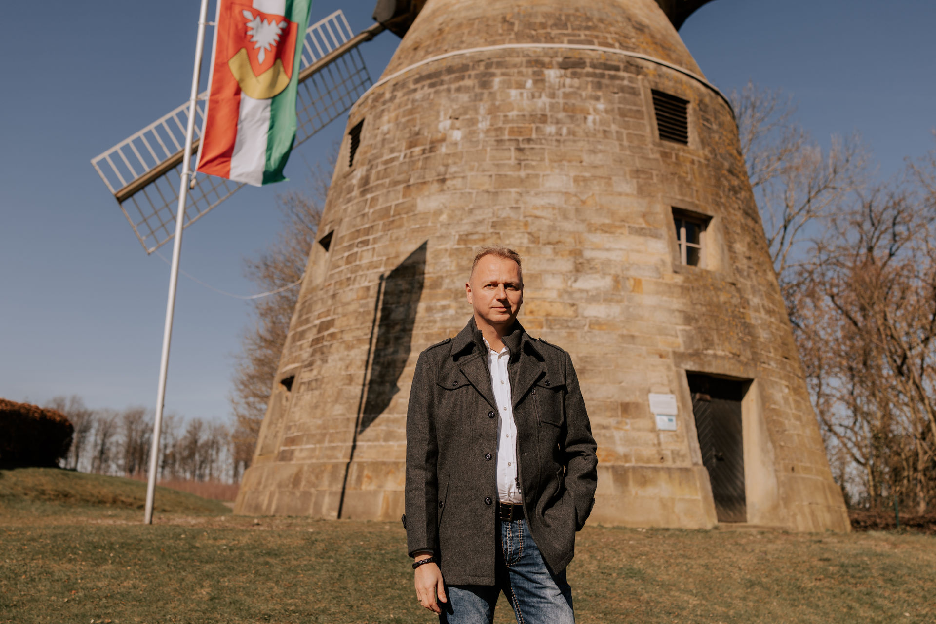 Carsten Kölling an der Windmühle – einem Wahrzeichen der Samtgemeinde Rodenberg